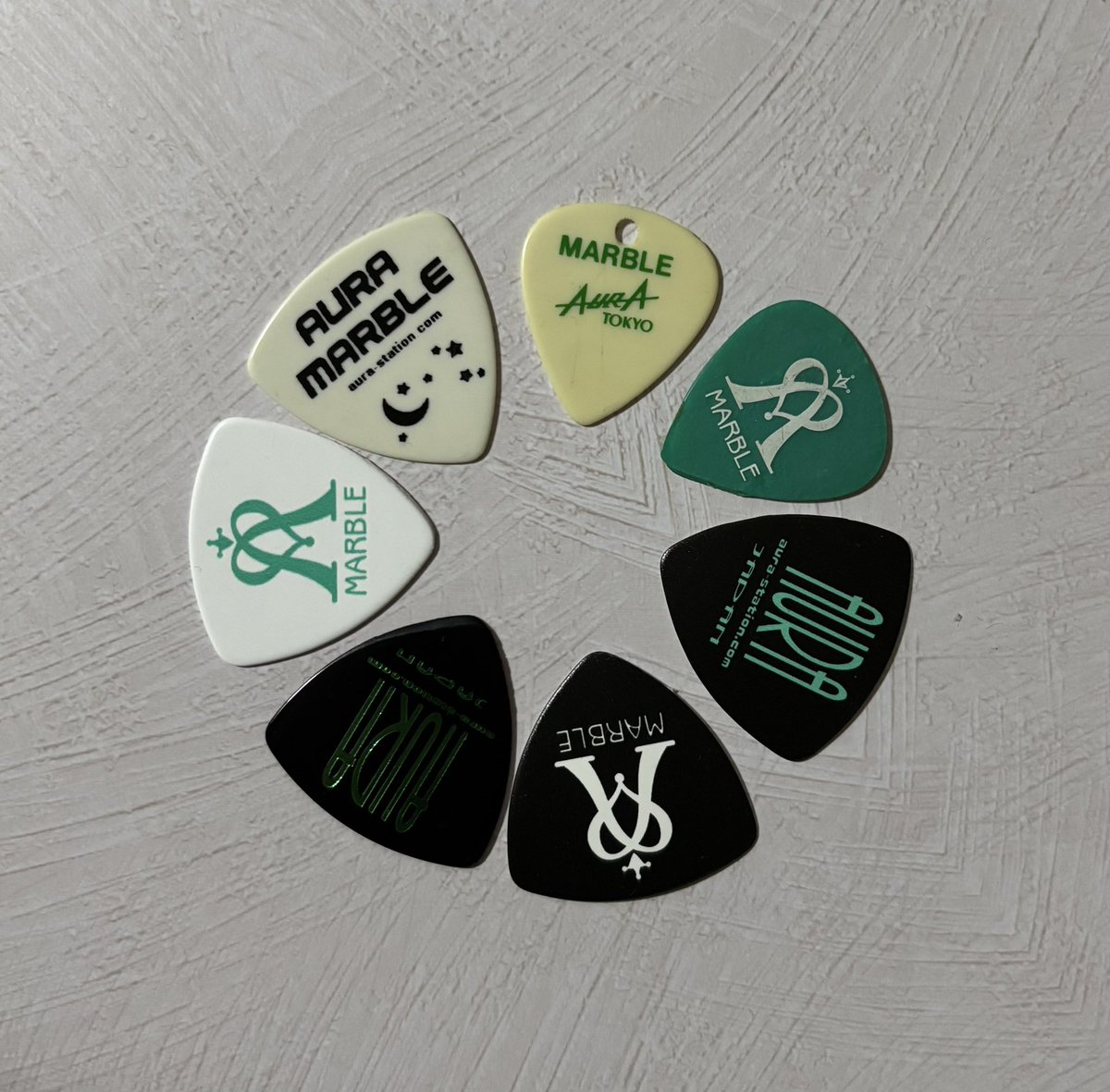Noncha318's tweet photo. 36年前から追っかけで必死にゲットしてきた推し様ピック💚でも座席指定のホールツアー時代のものはきっとゲットできてない種類があるはず。こんなピックもあったよー！という当時のファンの方がいたら見せてほしいです🙂‍↕️
＃ＡＵＲＡ　#マーブル　#ぷりんすマーブル https://t.co/iQXw5lVRun