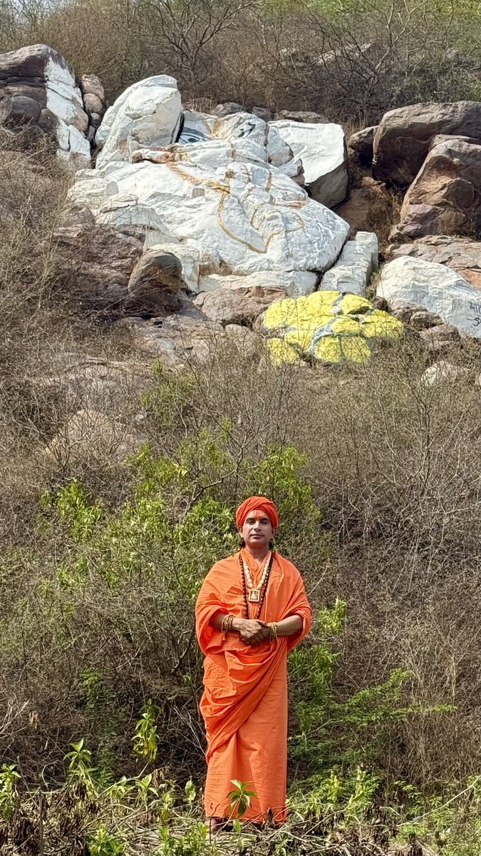 जो पुरुष मन में इच्छाओं को धारण कर उन्हें अपनी संपत्ति मानता है, वह उन्हीं इच्छाओं के अनुसार भिन्न-भिन्न योनियों में जन्म लेता रहता है। परंतु जिसका मन संतोष और आत्मज्ञान से परिपूर्ण है, जो आत्मस्वरूप में स्थित होकर कृतार्थ हो चुका है, उसके समस्त सांसारिक कामनाएँ इसी जीवन में