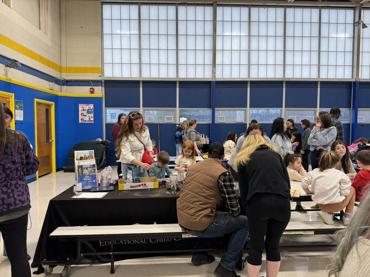 Lopatcong hosted a Preschool Activity Night for our students at Lopatcong Elementary, Kiddie Academy, and Busy Bees! Students enjoyed hands-on activities, and families learned about how they could lower screen time at home. Thank you to the preschool team for planning this event!