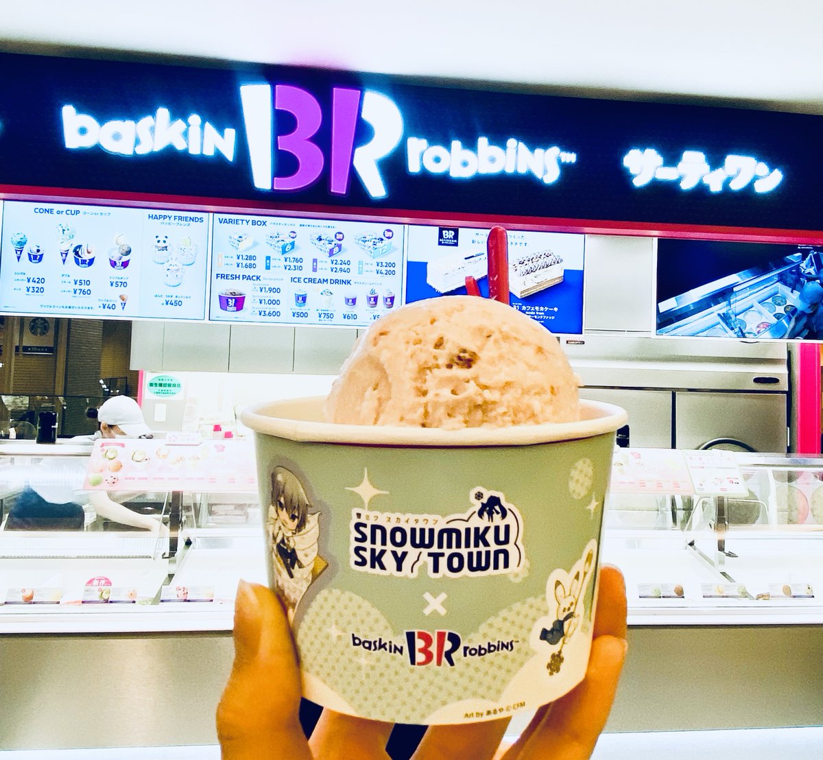 サーティワンアイスクリームの「雪ミクコラボダブルカップ」は雪ミクと