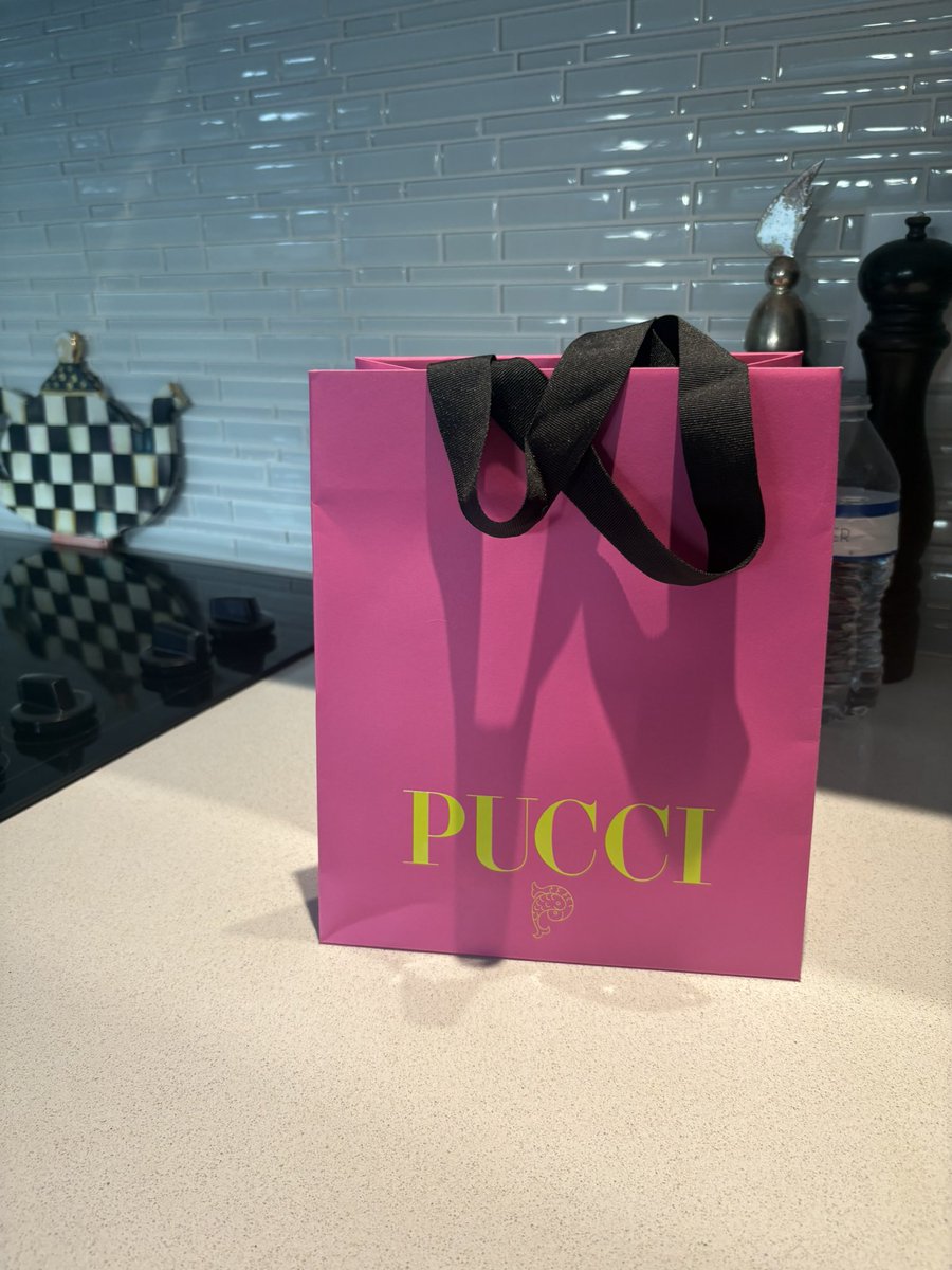 jaylaaaaa25's tweet photo. I love pucci 🥰 https://t.co/OgxNRagtUf