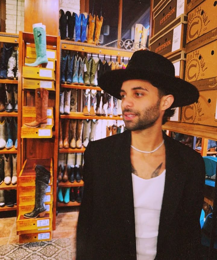 ayluxCvftEb's tweet image. Holu, soy Ayluπ¦π·, sigo a Erick desde la Banda y es un honor seguirlo como solista tambiΓ©n, 12,000km es mi fav del EP pero me encanta en general π₯Ή
@ErickBrianColon amo acompaΓ±arte en esta nueva era, orgullosa de vos π€ te amoo
#BTWLoIntente
@erickbriansite