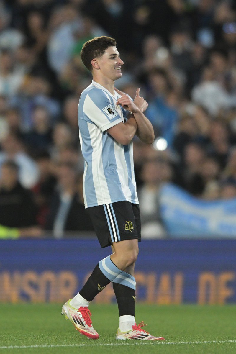 AtaqueFutbolero's tweet photo. Julián dedicándole el gol a Lautaro, con su festejo típico.

Qué pedazo de selección. 🇦🇷🫶🏼 https://t.co/4nKycaV3AO