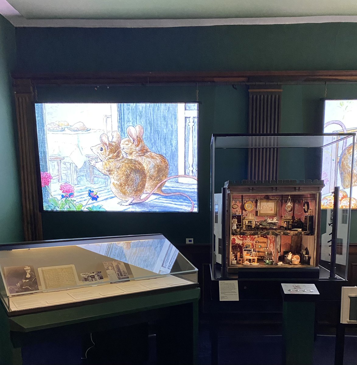 nagakono's tweet photo. 2025年のヒルトップの特別展示は『2ひきのわるいねずみのおはなし』です。原画の他にこの冬ナショナルトラストのコンサベーション・センターで約300時間をかけてメンテナンスされたドールハウスが展示されています。過去10年間でここまで部屋が変わったのは初めてのように思います。必見です🐭 https://t.co/JQE0YEQksZ