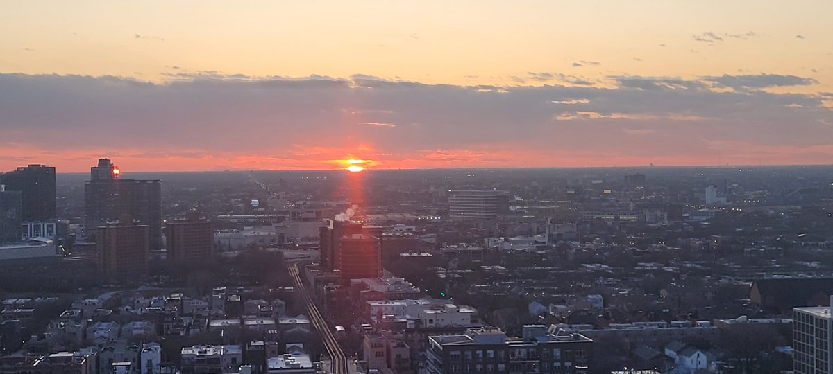 BillBellis's tweet photo. Beautiful #Chicago sunset. @News3LV #chicagosunset #TuesdayMotivaton #TuesdayFeeling https://t.co/PEsL8uWuWZ