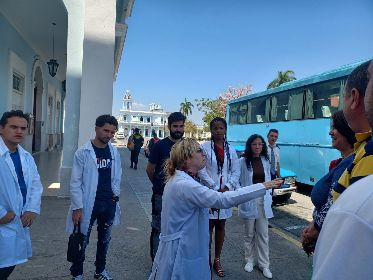 BarbieriEbe's tweet photo. Se reciben los médicos recién graduados de la hermana provincia Villa Clara, participan en el encuentro de bienvenida las máximas autoridades del PCC y el gobierno de la provincia así como cuadros del sistema provincial de salud encabezado por la Directora General de Salud. https://t.co/Quly9kP33b