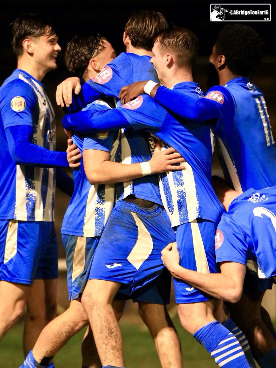Last one of the evening and it’s time to celebrate for the ⁦<a href="/HullbridgeFC/">Hullbridge Sports FC</a>⁩ lads picking up 3 valuable points in the ⁦<a href="/EssexSenior/">Essex Senior League</a>⁩ tonight, beating Halstead Town 3-2 in a close competitive game at the ⁦<a href="/TJCottis/">TJCottis Transport LTD</a>⁩ stadium.

⁦<a href="/CJPhillips1982/">Chris Phillips</a>⁩ #NonLeague