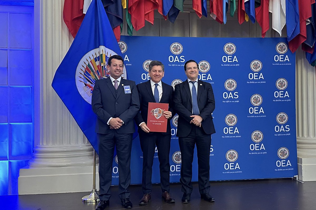 ¡Grandes noticias para Los Ríos! 

Junto al Dr. Enrique Navarro Flores, Rector de la Universidad Santander, anunciamos 200 becas gratuitas para el Diplomado en Liderazgo, Coaching y Habilidades Personales. Una oportunidad única para fortalecer habilidades y crecer