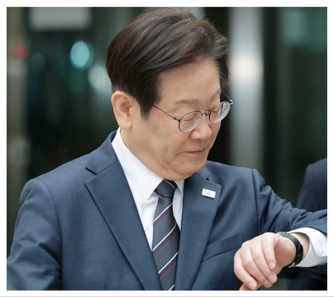 꼭,, 시계보고 있는거 같네?