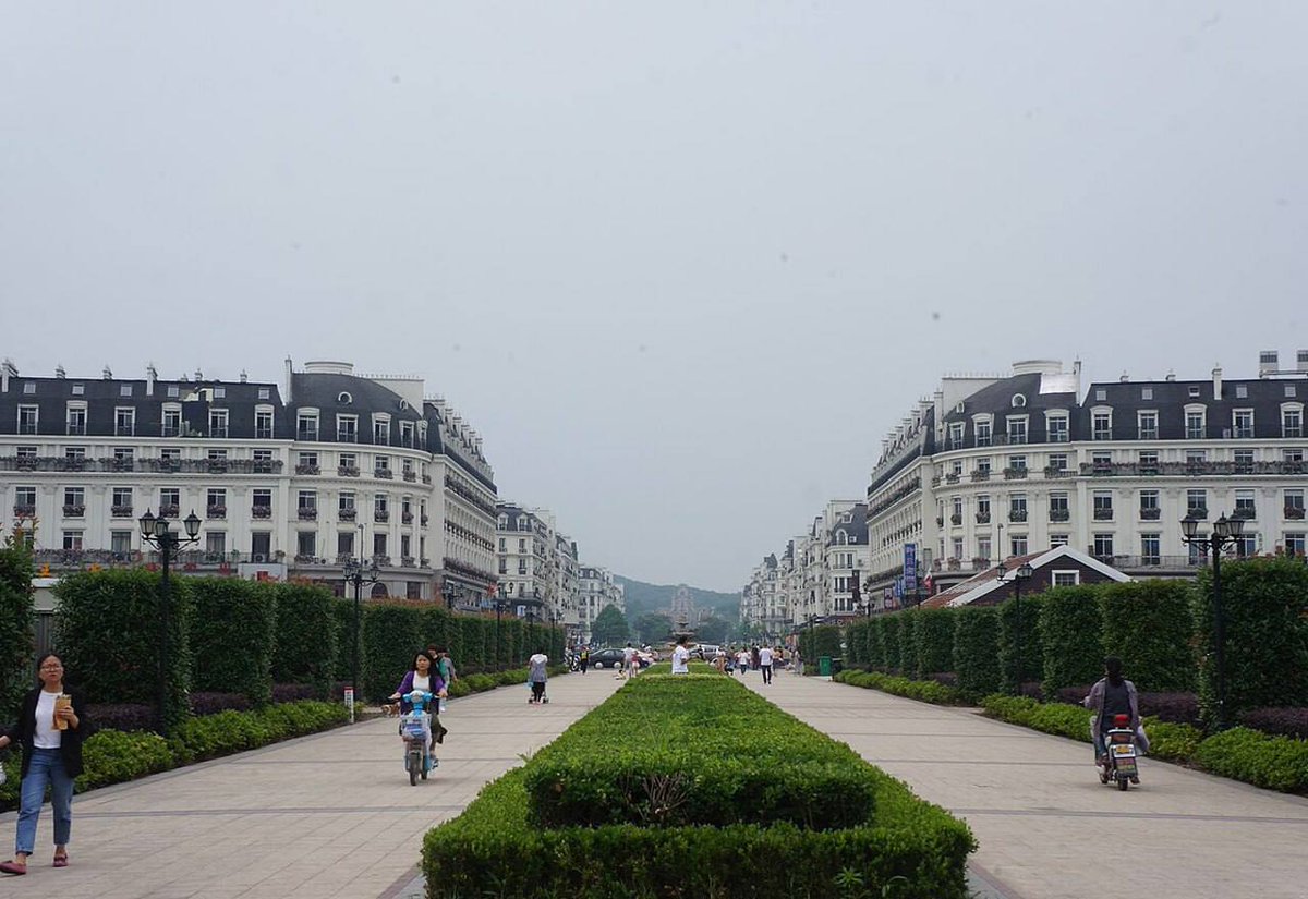 TheTib3tan's tweet photo. China has its own “Paris”. The Tianducheng residential area in Hangzhou copies the French capital, with its own Eiffel Tower and Champs Elysees. https://t.co/tMP5UV8uPW
