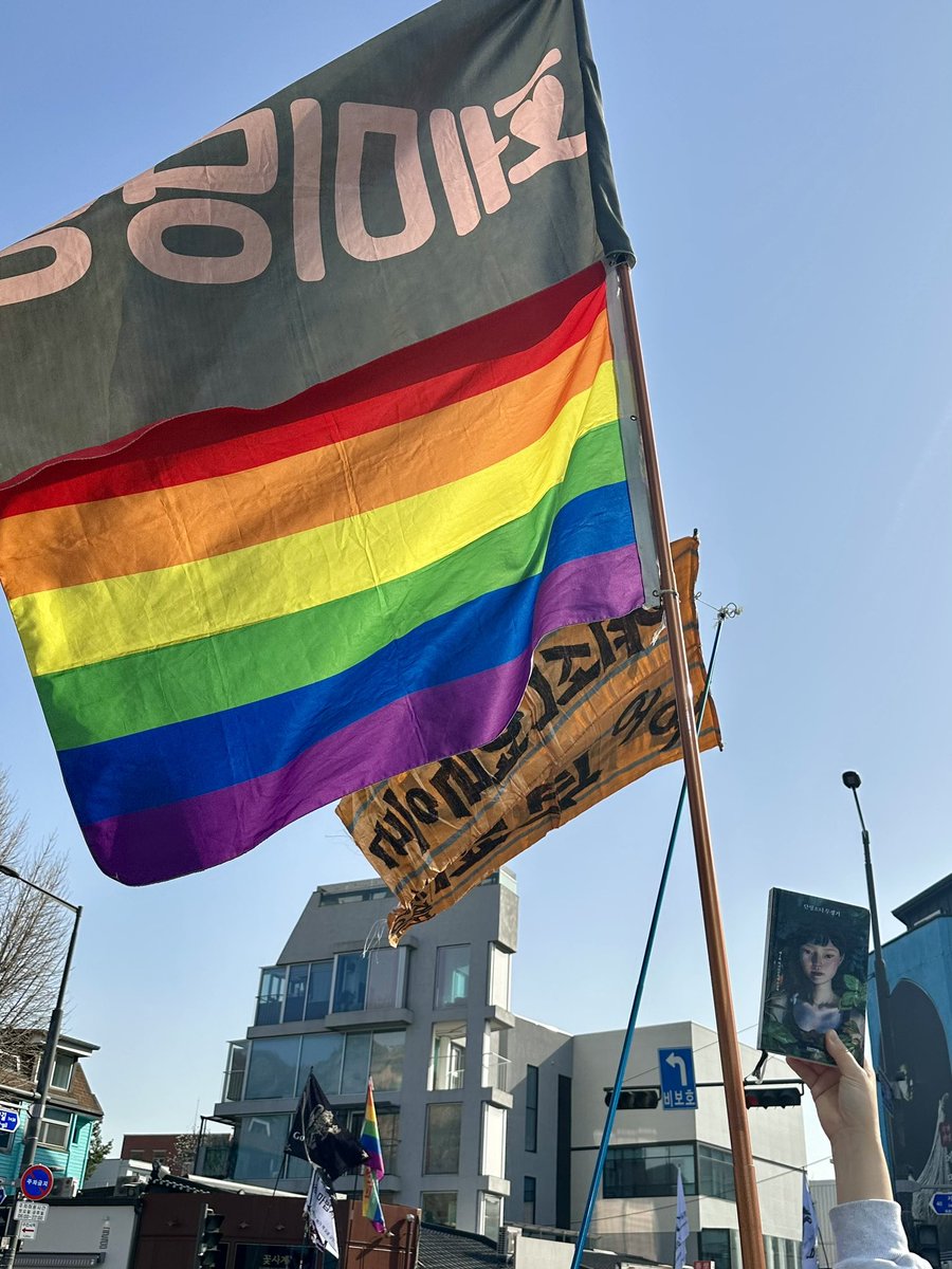 간밤 남태령에서 서울로 올라오던 농성단들의 트랙터를 경찰에게 빼앗기고, 광화문에 남은 트랙터를 지키기 위해 연대 농성에 와있습니다.