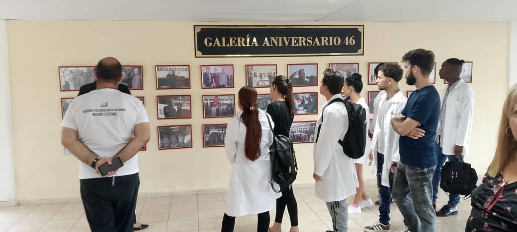 Recorren en la mañana de hoy el hospital provincial #HGAL médicos recién graduados de la provincia Villa Clara que formarán parte de los galenos que se incorporan a la APS en nuestro territorio.Los RG visitaron además el hospital pediátrico provincial #CienfuegosXMásVictorias