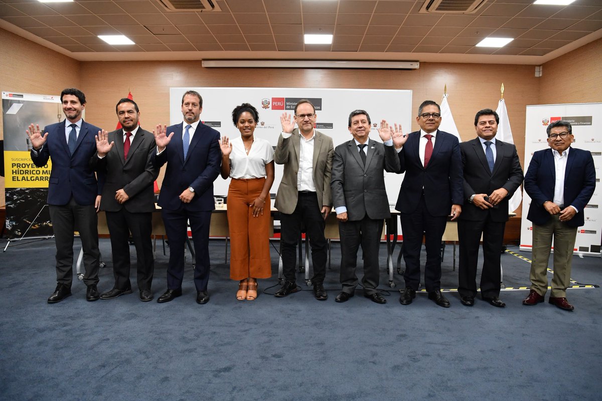 EspecialPro's tweet image. Hoy, como presidenta de la Comision de ProInversión, participé en la ceremonia de suscripción del contrato del proyecto hídrico minero El Algarrobo. Este acuerdo permite impulsar la minería sostenible, donde la prioridad es garantizar el acceso al agua para la zona la influencia.