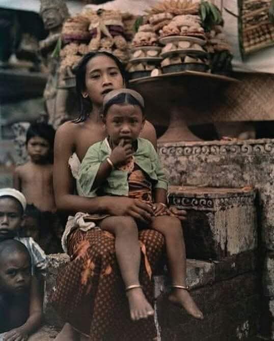 Sesungguhnya yang membuat Bali terkenal adalah Manusia Bali itu sendiri.

Diluar Bali dibelahan dunia ini, sangat banyak ada daerah atau negara yang mempunyai budaya.
Sangat banyak ada tempat yang hospitalitynya terbaik.

Tapi,
Tidak banyak ada Manusia Bali di luar sana.