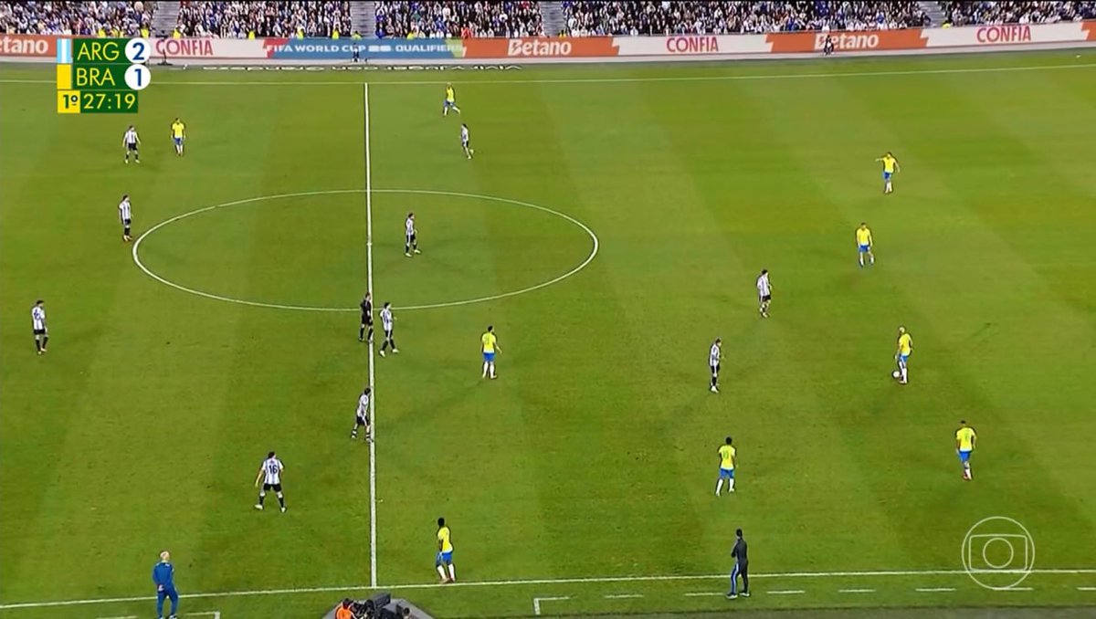 oocbrsao's tweet photo. meio campo da seleção brasileira não existe https://t.co/mu7aaIdoaI