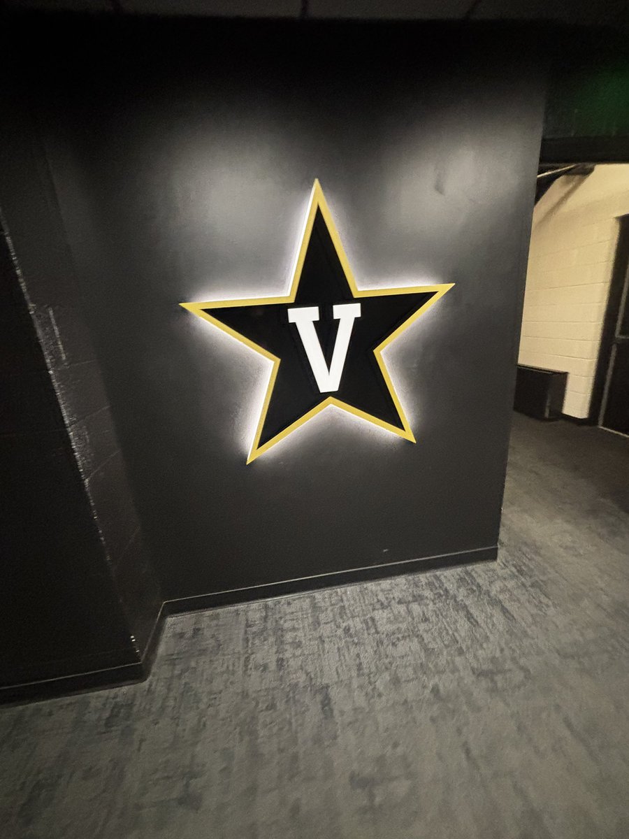 ElliottTurnerr's tweet image. Had a Great Time at The University Vanderbilt  Thank you @nate_lowenthal  &amp;amp; @coachMRiceVU  for the hospitality looking forward to be back down this summer !! #Vandy #GoCommodores