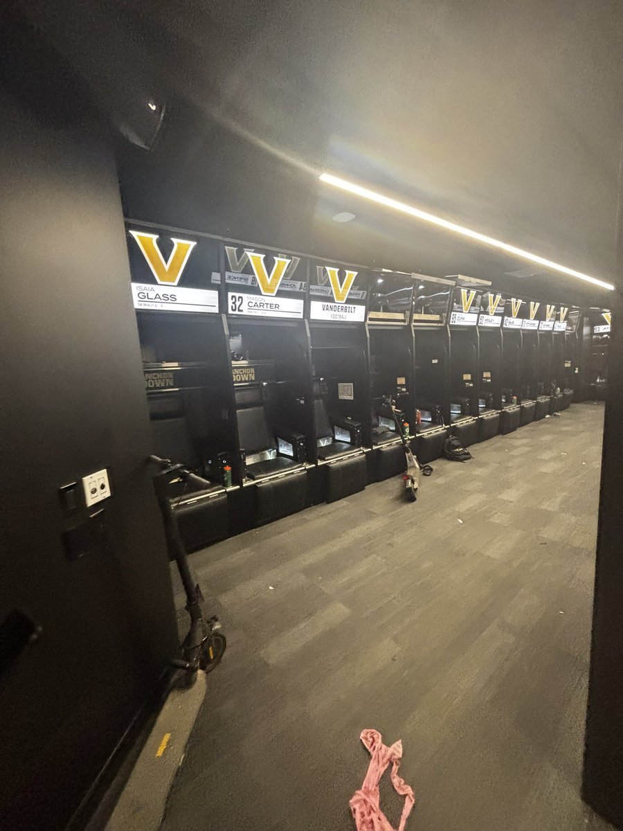 ElliottTurnerr's tweet image. Had a Great Time at The University Vanderbilt  Thank you @nate_lowenthal  &amp;amp; @coachMRiceVU  for the hospitality looking forward to be back down this summer !! #Vandy #GoCommodores