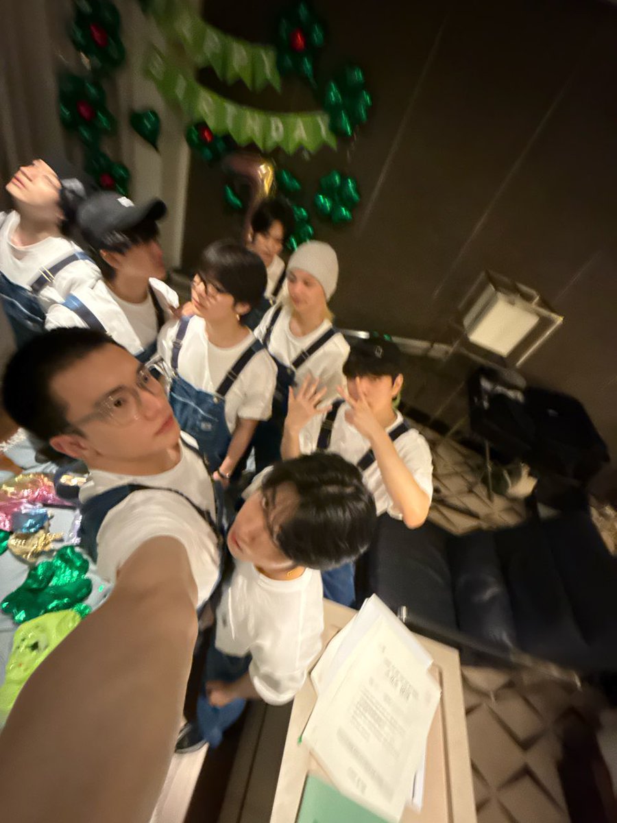 🥟- 🌱 
[260325] 9:17-9:19 AM KST
[250325] 9:17-9:19 PM CLST

*PICTURES

How is it, don’t we really seem like pabos