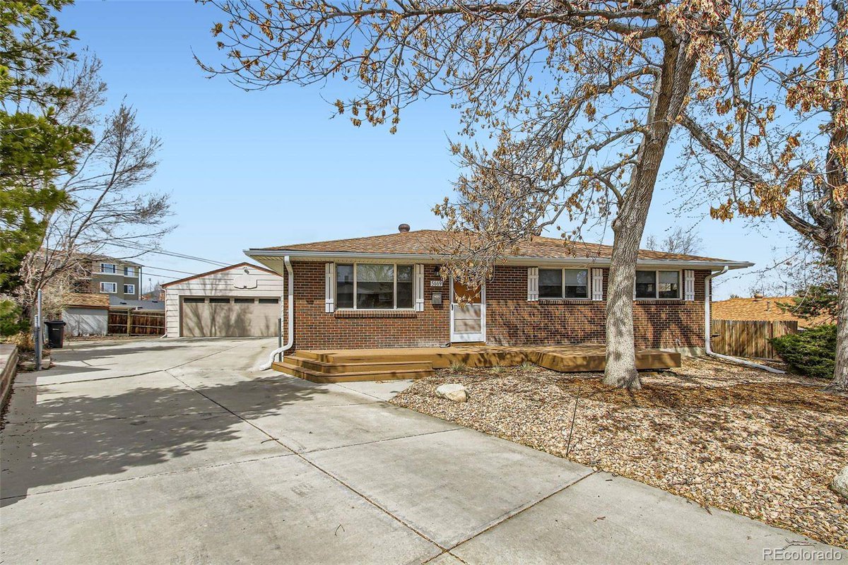 WillGosch's tweet photo. 🎉 **Exciting News!** 🎉 

The charming home at 5669 Johnson CT, Arvada, CO is now **Under Contract!** 🏡✨ This beautiful 4-bedroom, 3-bathroom house captured hearts with stunning features and prime location.

#UnderContract #ArvadaHomes #RealEstateSuccess https://t.co/AVVh9G9pzq