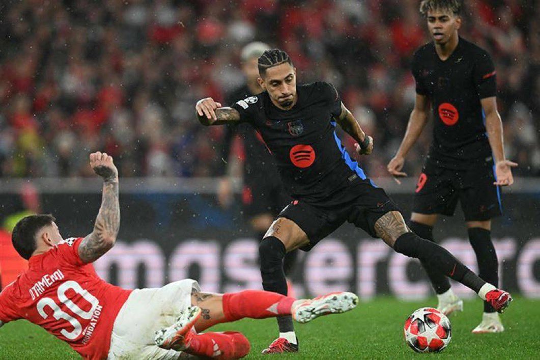 Somhiseremfcb's tweet photo. Aquí es donde Raphinha tenía que humillar a Otamendi y lo hizo. https://t.co/2h2r26eupQ