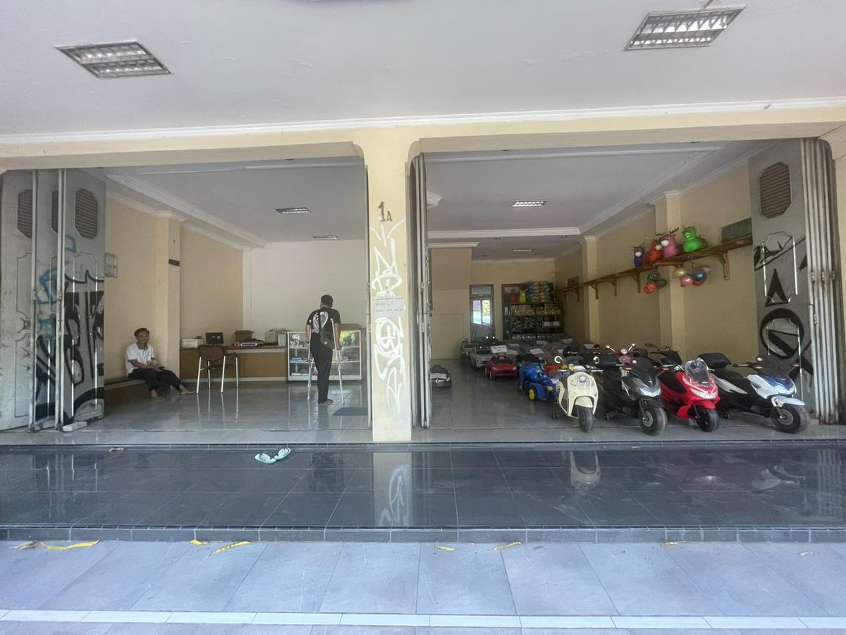 liseeenn's tweet photo. @biasalahanakmud MEGU CILIK, KAB. CIREBON
LT 1.016 m²/ LB 1.064 m²
KT 6/ KM 3
7.2 M, nego
2 lantai cocok utk Ruko, Kantor, &amp; Gudang. Bisa masuk truk Konteiner. https://t.co/t1xoA461AN