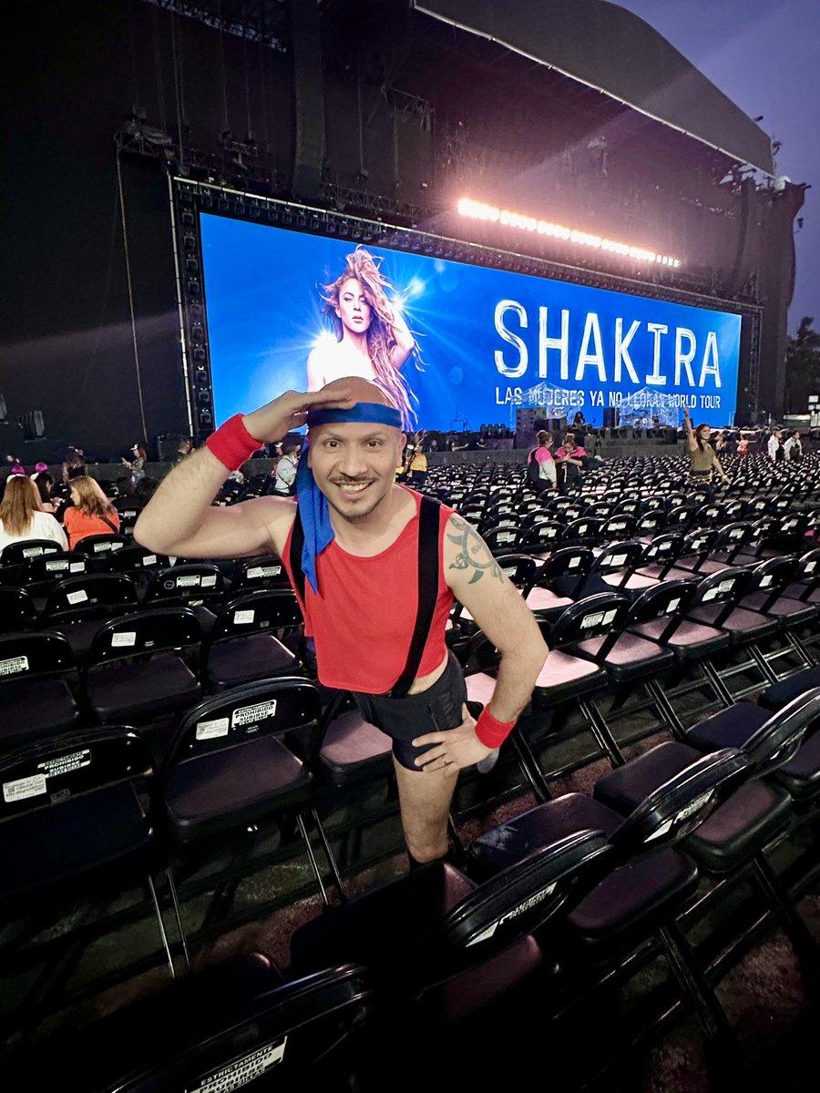 Shakcire5's tweet photo. Looking for a girl like you @shakira #lmynlworldtourcdmx #lmynlworldtour #cdmx #shakifan https://t.co/uT2hWSCNfJ