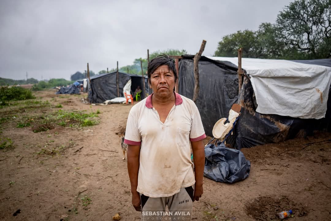 davidcorreatv's tweet photo. Ya no está en las noticias el desborde  del Pilcomayo en el norte de Salta. Pero el agua, que se llevó todo, sigue allí. En Santa Victoria Este, Monte Carmelo, Santa María, La Estrella, Hito 1 y La Puntana,entre decenas de parajes, estas imágenes se repiten. Ph: Sebastián Ávila. https://t.co/eoKBBPBnSq