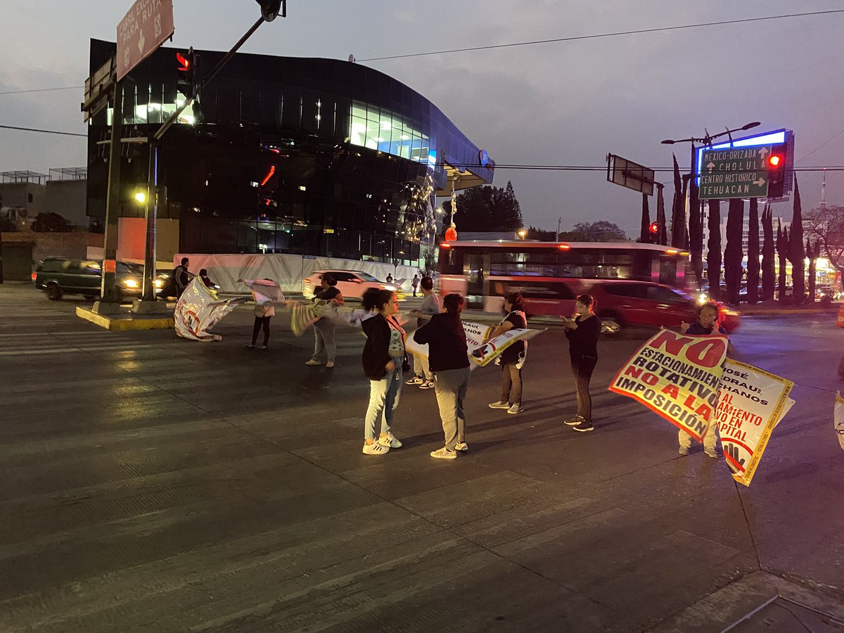 peperomero2's tweet photo. @JCarlos_Valerio una bola de inadaptados cierran el boulevard Atlixco a la altura de la 25 sur cuando es la hora que los trabajadores salen https://t.co/LLLFYhPL6F