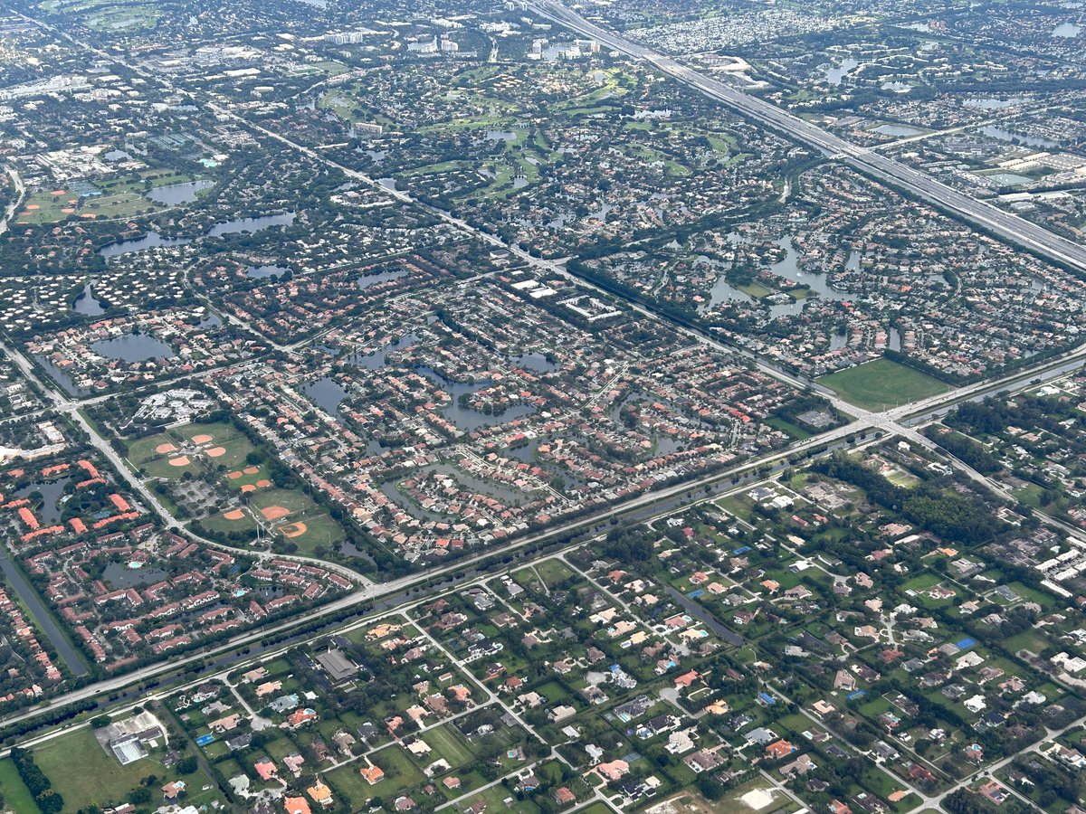 It's hard to tell - but probably 10,000 people living in this slice of S. Florida. No farms here, though. Large-scale agriculture from far away keeps them fed. Farmers do what they do - at scale - so these folks can do what they do right there. #AgTwitter