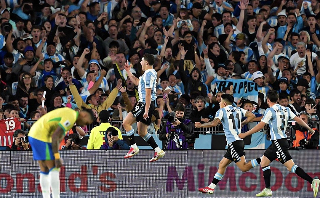 Se me rien los cántaros de los huevos JAJAJAJAJAJA LLORALO RAPINHA