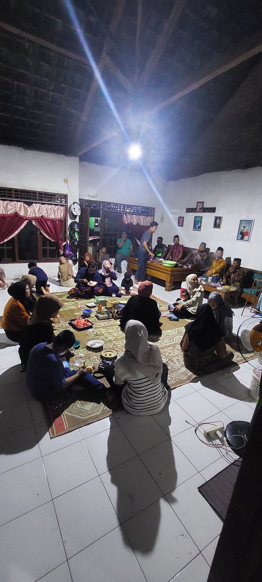 "Perpisahan dengan ramadhan menjadikan hati Pencinta menangis sejadi jadinya, sedang bagi orang awam adalah bagian dari kegembiraan semata"