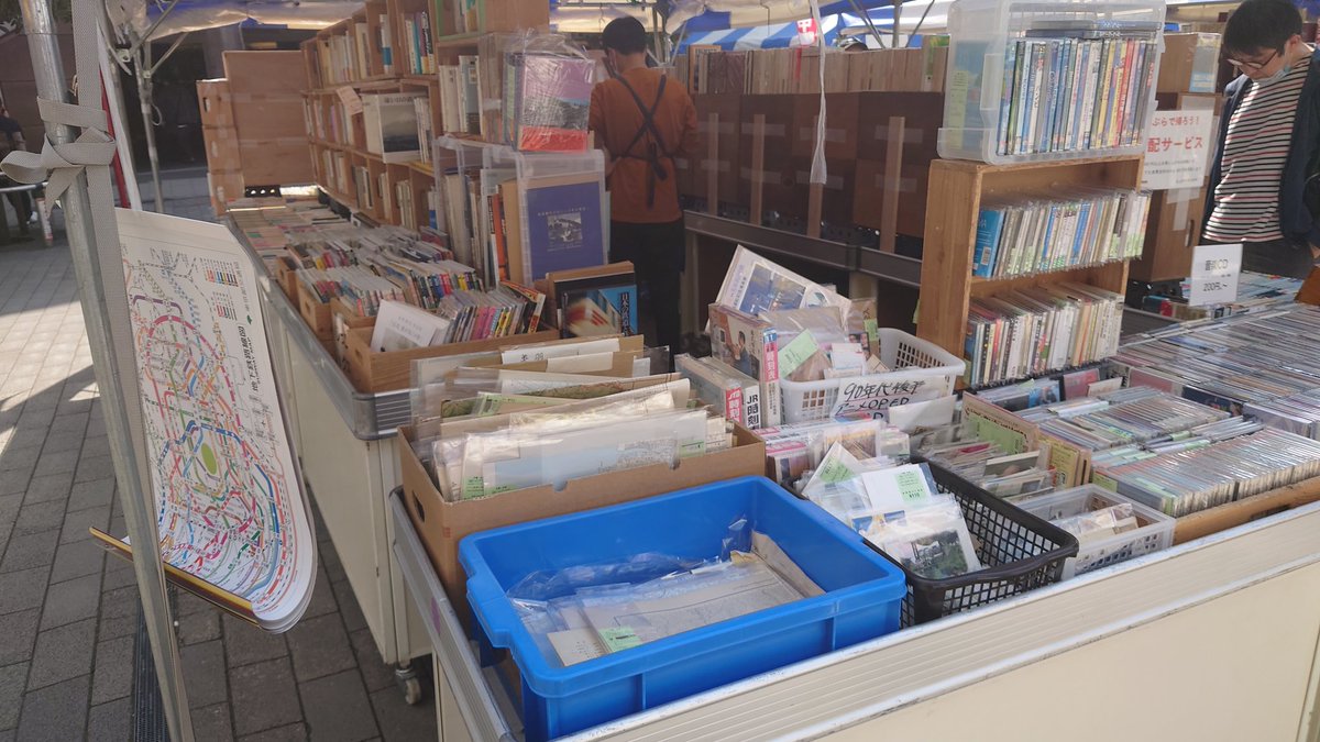 hajikkobooks's tweet photo. おはようございます！
#新橋古本まつり 3日目です！
鉄道関連本やグッズ、文庫新書、CDやDVDを並べております！
是非お立ち寄りください！

新橋SL広場にて
10時から20時までの営業です https://t.co/6sQ3nwppoz