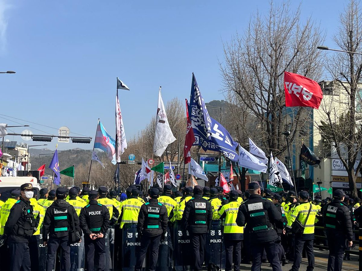 yoonoutaction's tweet photo. 우리는 트랙터를 앞세워 농성장으로 돌아갈 것입니다🚜

경찰은 불법집회를 운운하지만 우린 합법적으로 집회를 하고 있습니다. 시민 여러분, 윤석열파면과 내란세력청산 전봉준투쟁단 트랙터를 되찾을 수 있도록 모여주십시오‼️

*경복궁역 2번출구로 나와서 300미터 직진 우리은행-새마을금고 ���향입니다.

🎥 생중��: https://t.co/wODBMkU72n