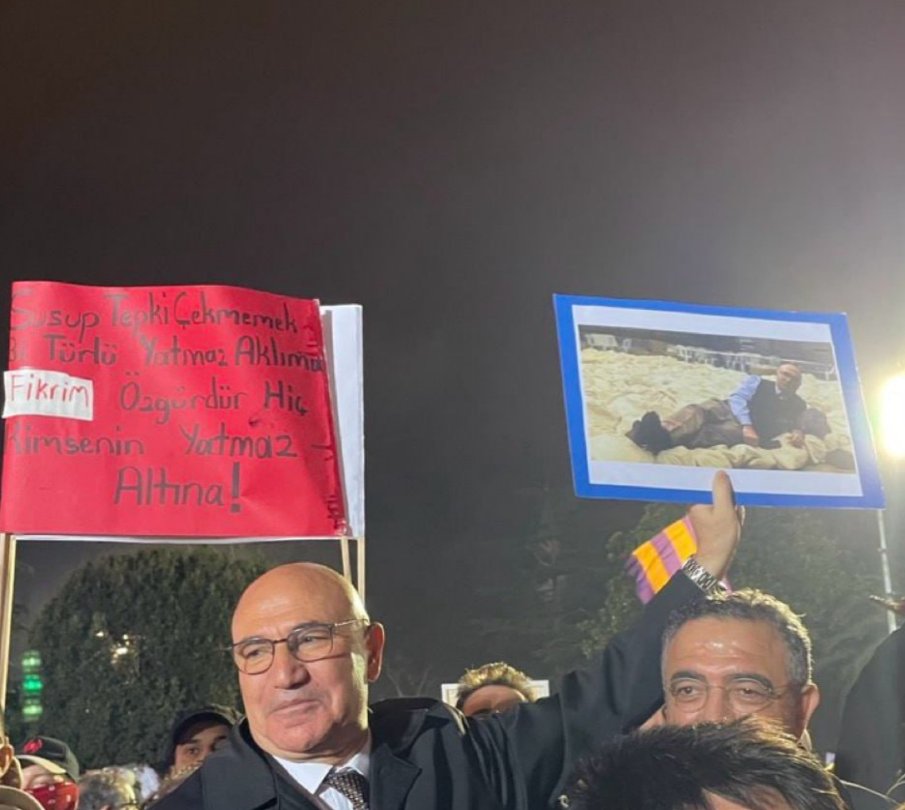 elit_medya's tweet photo. Mahmut Tanal, kendisine yapılan pankartla fotoğraf çektirdi.
#sondakika #news #haber https://t.co/xKiuQiugsf