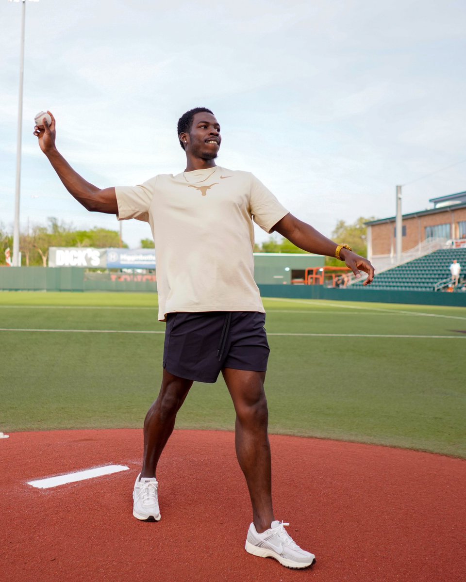 TexasTFXC's tweet photo. Kelsey threw straight heat for the 1st pitch at @TexasBaseball tonight 🤘🫣

#HookEm https://t.co/dBsm1kJAcW