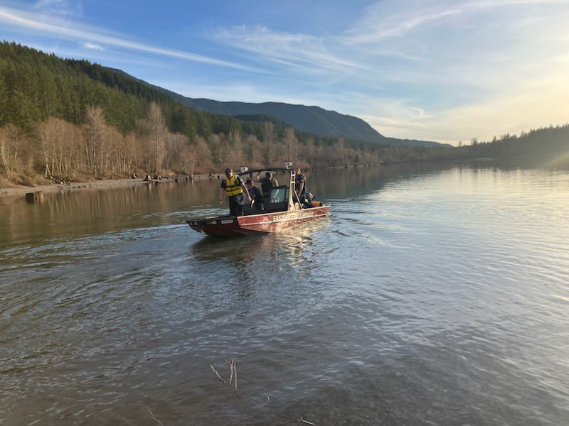 EastsideFire's tweet image. The overturned kayakers were cold but otherwise unharmed. Neither was wearing a life jacket. The weather may be warm but the waters remain frigid, even great swimmers are at risk of cold water shock. Please wear a life jacket every time!