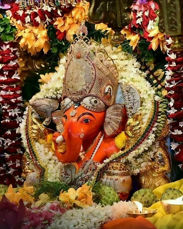 वक्रतुण्ड महाकाय सूर्यकोटि समप्रभः।
निर्विघ्नं कुरु मे देव सर्वकार्येषु सर्वदा॥

‼️जय श्री सिद्धिविनायक‼️