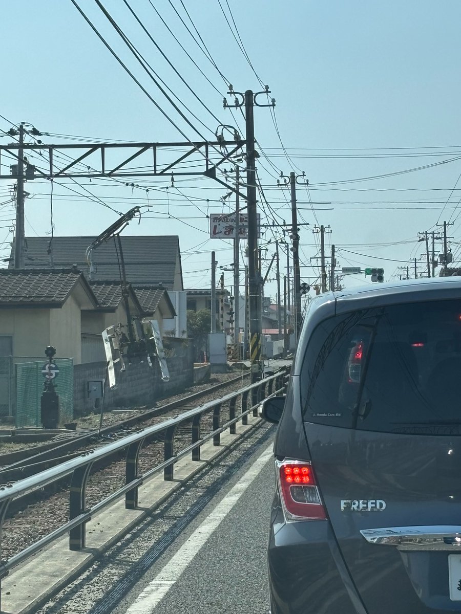 masayuki143143's tweet photo. 飯坂電車、強風の桜水駅近辺の架線にパンタグラフが！どうしてこんなことに？終日運休らしいです。#飯坂線　#飯坂電車 https://t.co/qqkH9nr5JC
