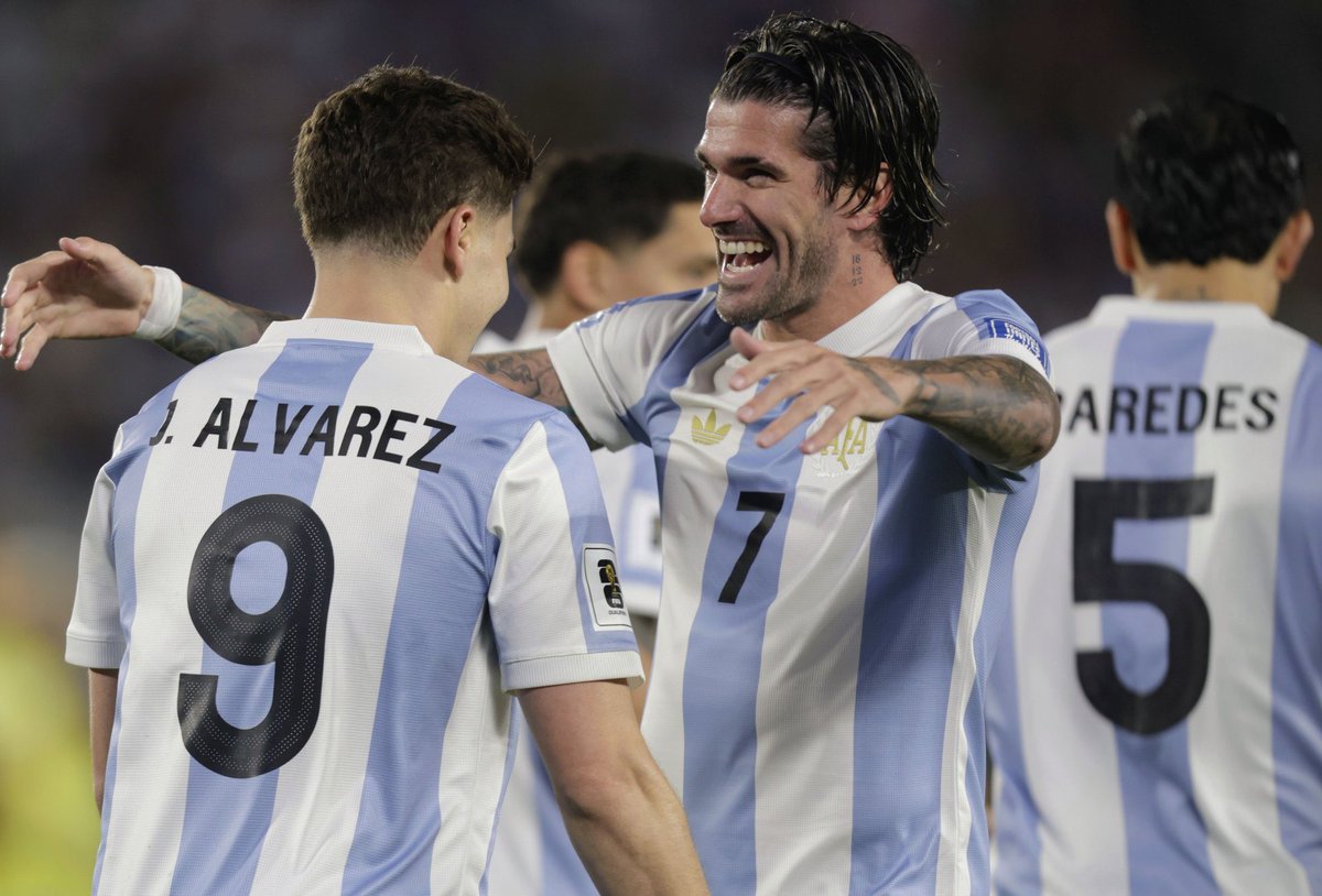 juanbalbi9's tweet photo. La mejor selección de la historia. Un baile descomunal. De principio a fin. Argentina vapuleó 4-1 a Brasil. Pudo ser más. Una diferencia futbolística ENORME. Siempre se habla en la cancha. Y ahí los nuestros hoy son los mejores 🇦🇷 https://t.co/Hnt0Uv6ch3