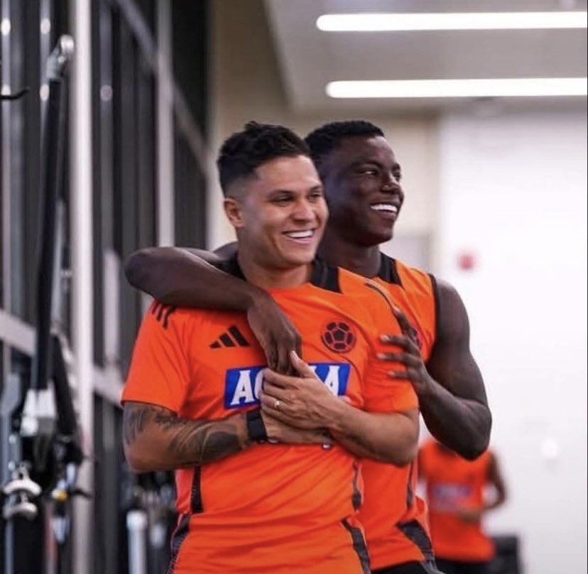 La <a href="/FCFSeleccionCol/">Selección Colombia</a> con este par en la banca 😩😩