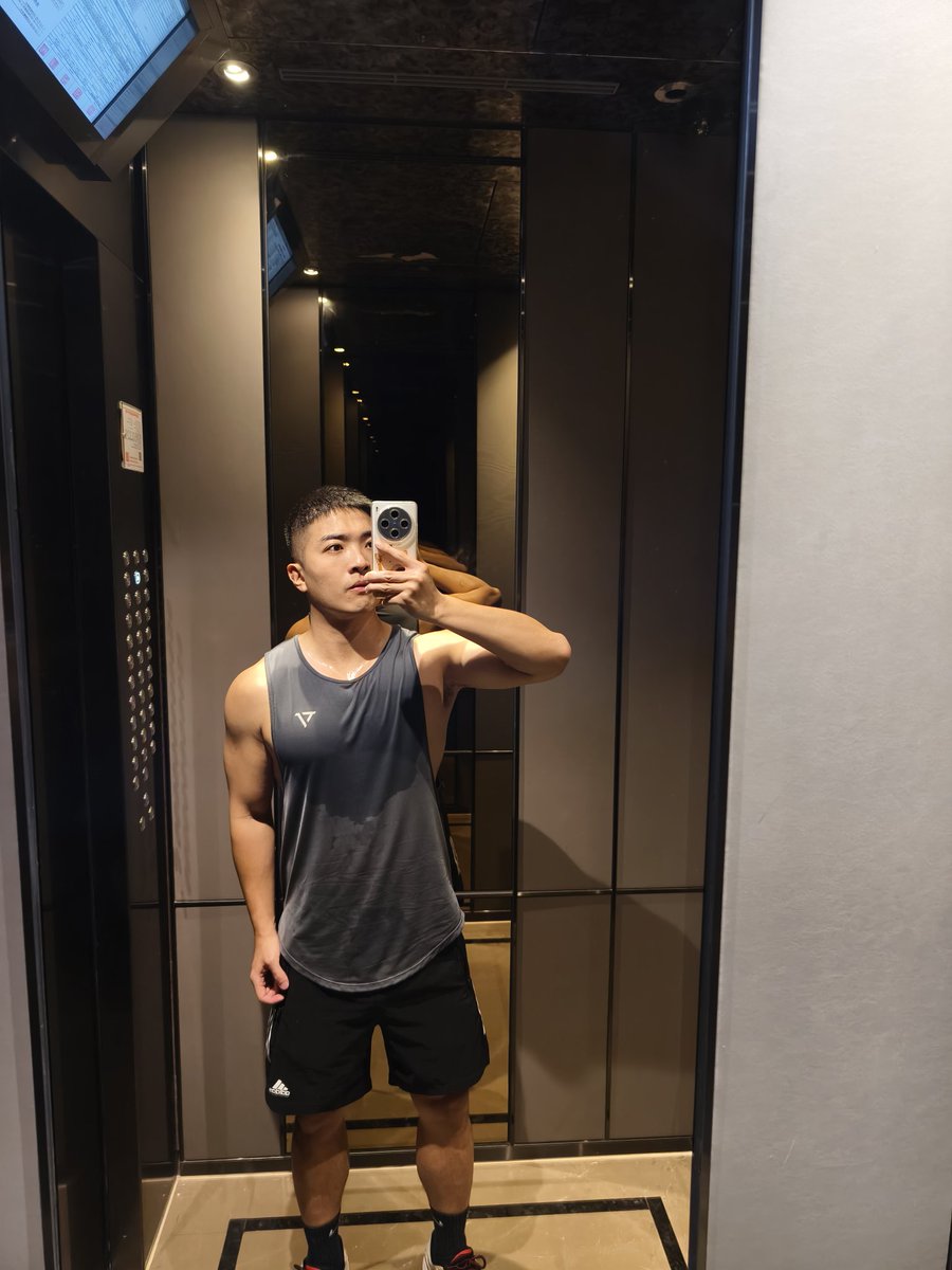 好久沒有被幹以為會不適應，結果昨天一被插入就…
硬爆