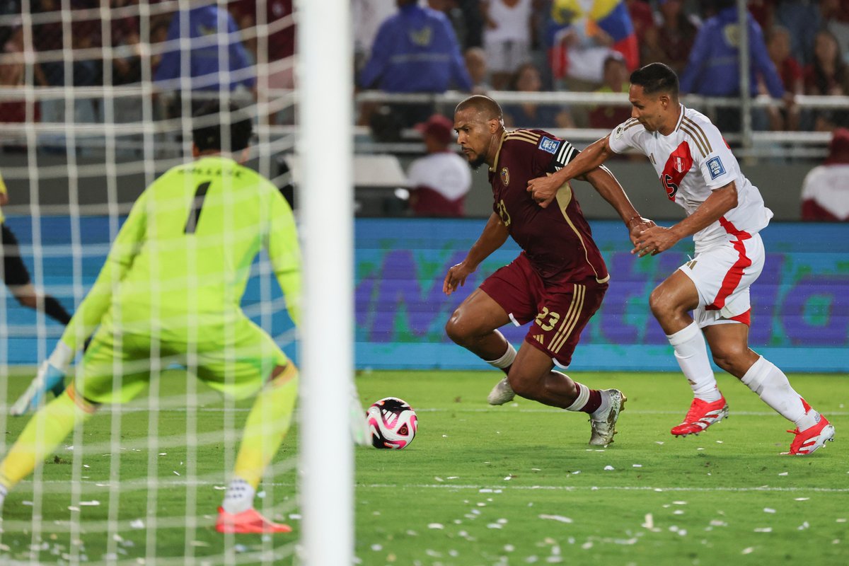 passasudaca's tweet photo. Recuperação #Vinotinto com vitória magra
Venezuela 1x0 Peru

Após derrota fora de casa na última rodada de #Eliminatorias, a seleção da #Venezuela voltou a vencer na competição com placar mínimo em gol de Rondon, cobrando pênalti 
O #Peru volta a perder e distancia da repescagem https://t.co/qZKsGyUnrg