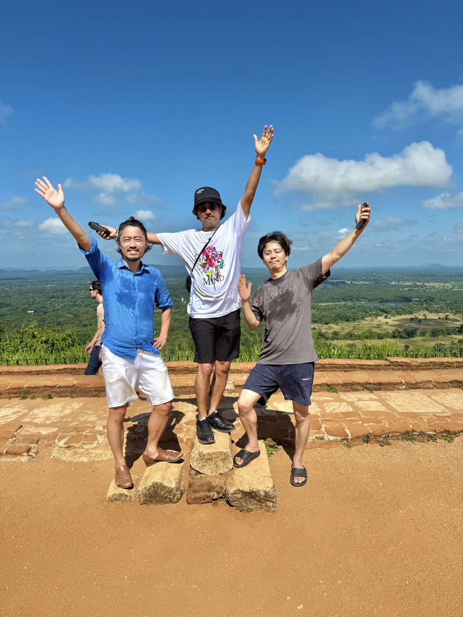 takeuchiryosuke's tweet image. 【一週間スリランカに行ってきました】

こんばんは、
「決定版 一生使える 
Amazon輸入ビジネス大全」著者の
竹内亮介です。

インドでダライ・ラマ集会、
ホーリーパーティに参加した後は、
インドの南東にある
緑豊かな島の「スリランカ」に移動しました。

15年来の仲良し友達を誘い、…