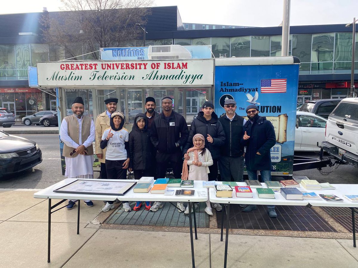 MKA_Philly's tweet photo. Another evening spent spreading Islam and the news of the coming of the true #Messiah, Hazrat Mirza Ghulam Ahmad AS. Ahmadiyyat Zindabad! https://t.co/mKHJOmGcUA