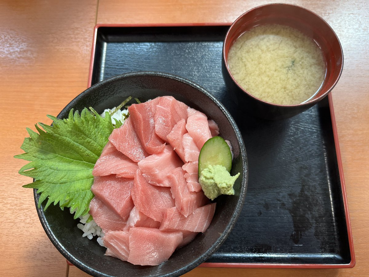 yasuaih's tweet photo. 相模原市の御用寿司でランチ。
マグロブツ丼は甘くてウマウマの830円。
相模原ってコスパ良い食事店が多いなぁ。 https://t.co/ynYbASh13Q