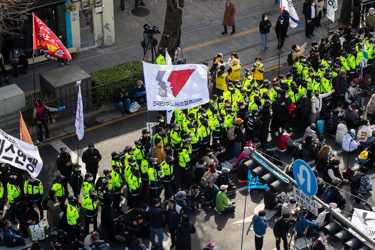 현시간 상황.

오늘 트랙터가 물러나면
그 다음도 물러날 수 밖에 없습니다.

경찰에게 아무리 짓뭉개지고 내동댕이쳐저도
자리를 지키며 트랙터와 함께하는 우리들은,
아직도 이어지고 있는 내란에 맞서
우리가 살아왔고 살고있고 앞으로도 살아갈
우리의 세상을 지키는 투쟁을 하고 있습니다.