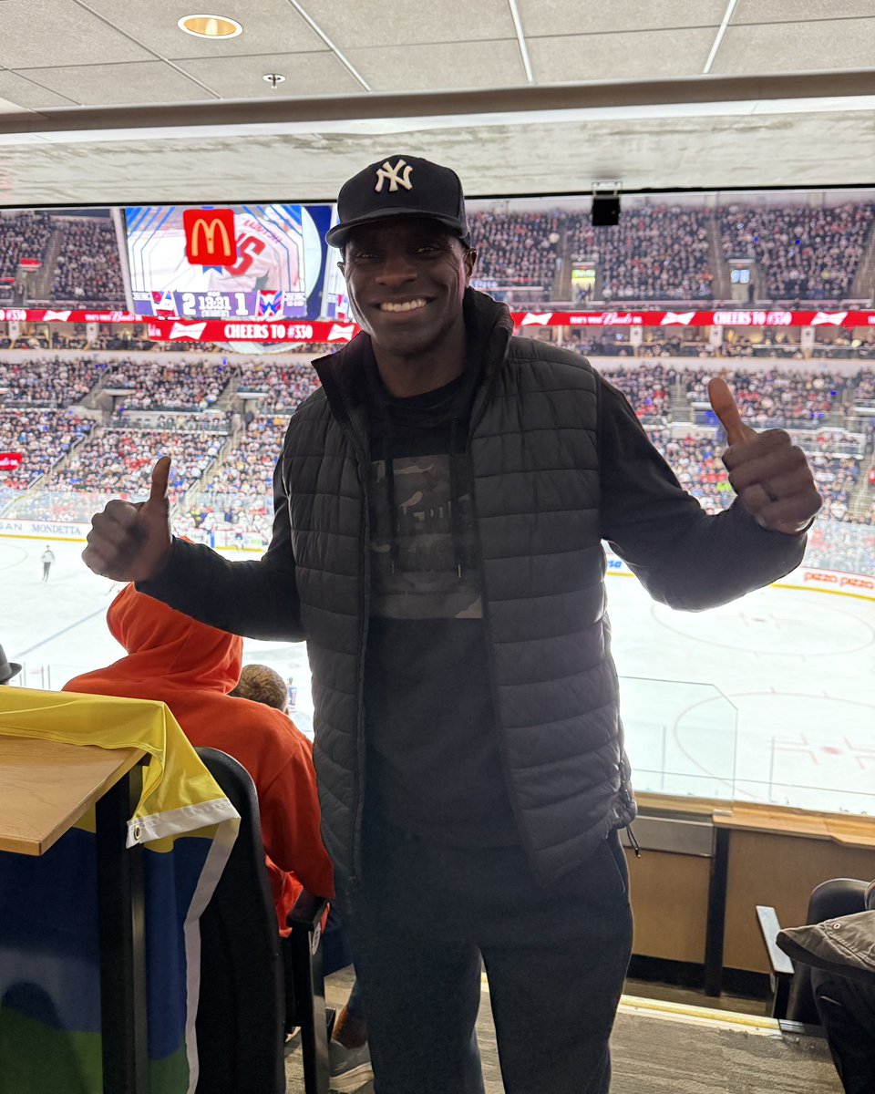 NHLJets's tweet image. 🏈 @Wpg_BlueBombers legend @MiltStegallTSN is in the building tonight! 🗣️ 

#PaperPlates | #GoJetsGo