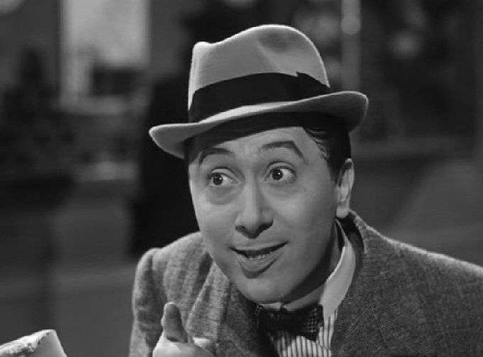 "Possiamo dire di avere ora un nuovo attore cinematografico. [...] In certi momenti egli somiglia a Ridolini o si atteggia a Chaplin, ma sono momenti fuggitivi, per il resto egli è Macario e resta Macario".

#FrancescoCallari.

Oggi nel 1980 moriva #ErminioMacario.

#26marzo.