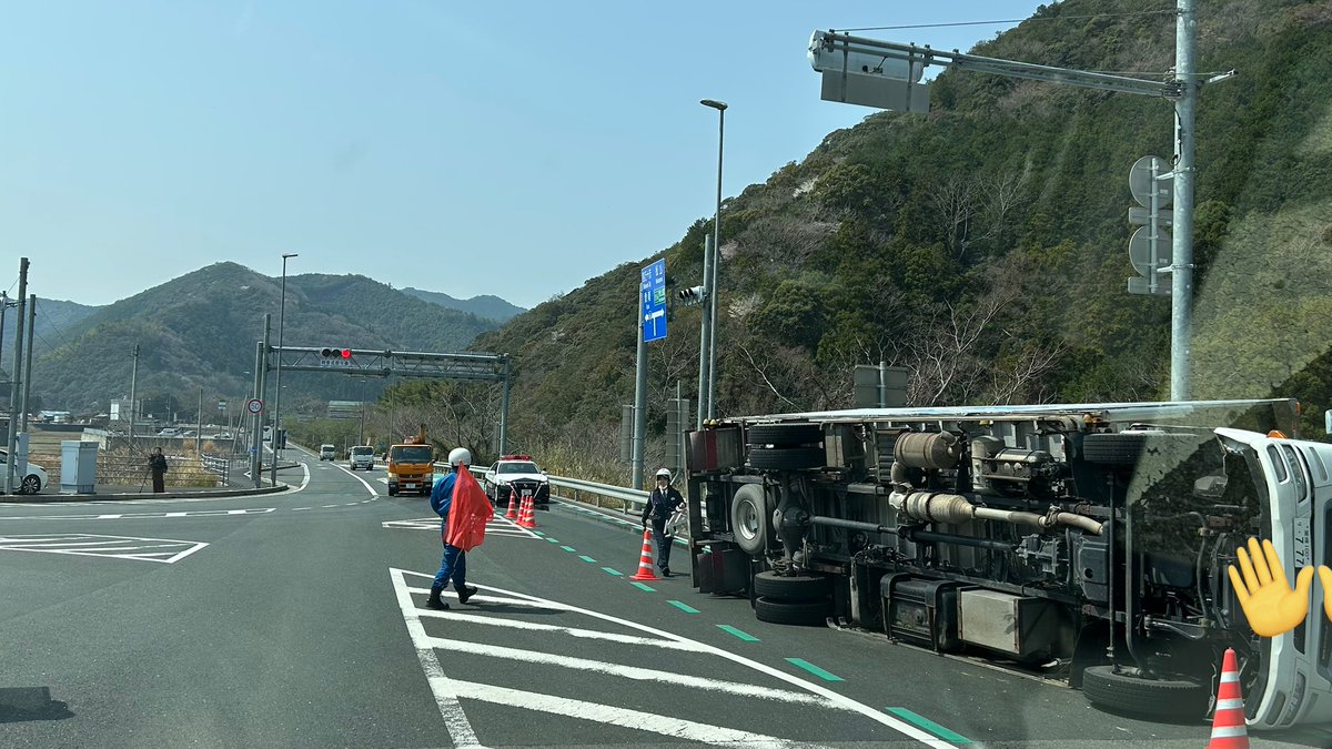 rimfake's tweet image. 津島・岩松IC出口箇所で事故です。
通られる方は時間ご注意下さい。
＃事故 ＃宇和島道 #R56
