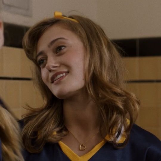 caitvisim's tweet image. jackie taylor’s fantasy self:
analyzing the movie characters in her journal
🪡 a thread